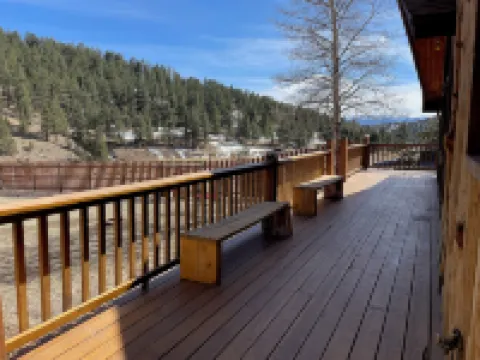 Cozy Family-Friendly Log Cabin Retreat in the Mountains