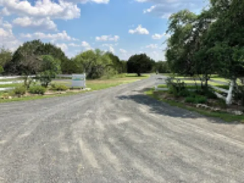 Cute, Secluded cabin in the Woods, 2 miles from Garner State Park