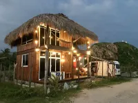 Beautiful cabin on beach, steps from the beach and great surf, peaceful location