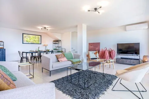 Superb 6 Bedroom Villa, Sea View, Swimming Pool & Pétanque, 5mn from the Beach Hotels in Lumio