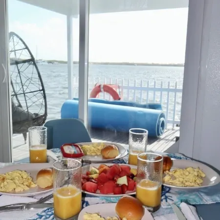 Charming house boat with 2 bedrooms and WiFi, AC in wonderful Islamorada
