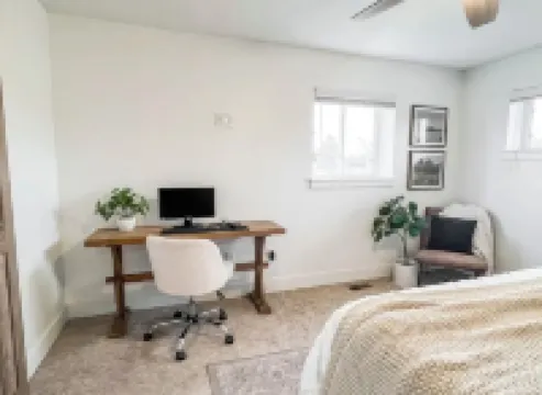 Modern Lux Upstairs Unit Near SLC W/ King Bed, Yard, Garage and Washer/Dryer