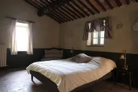 Magnificent Mas Provençal in the southern Luberon Hotels in Lauris