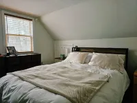Cozy cabin >> Hottub, WiFi, AC. Easy access to outdoors activities year around