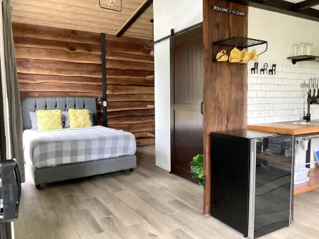 Chic Mountain Cabin - Coffee Farm Getaway