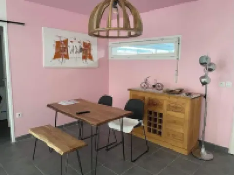 House with 40-50 m2 garden. 2 outdoor parking spaces.