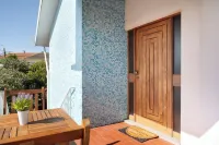 KING SIZE Bed with Air Conditioning near the BEACH and FREE Street Parking Hotels in Canidelo