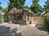 The Monarch - charming cottage in prime downtown Jacksonville w/AC + luxury bath Hotels in Jacksonville