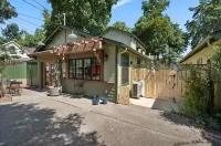 The Monarch - charming cottage in prime downtown Jacksonville w/AC + luxury bath