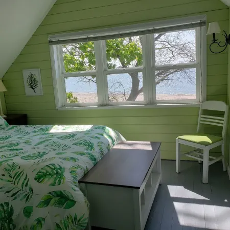 Waterfront cottage on the shores of Lake Erie. Beautiful lake front views!