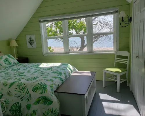 Waterfront cottage on the shores of Lake Erie. Beautiful lake front views! Hotels in Evans
