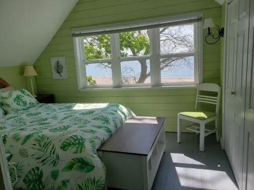 Waterfront cottage on the shores of Lake Erie. Beautiful lake front views! Hotel a Evans