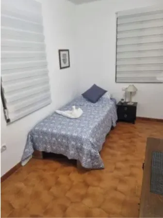 5-room, 3-bedroom apartment, 8 minutes' walk from the beach.