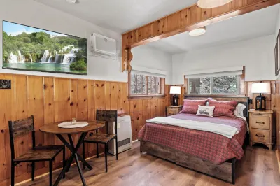 Timber Lodge Cabin 6 Hotel in zona Santa Fe Springs