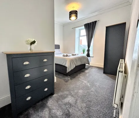 Large house on the edge of the Brecon Beacons - Five-Bedroom House Hotels in Ebbw Vale