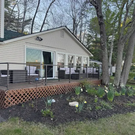 Charming 4-bedroom cottage with AC, WiFi on Little Sebago Lake waterfront Отели в г. Грей