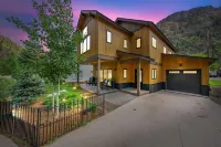 Guest Fave - 3-Bedroom Home in Ouray Near River Trail - Fiber/King Beds/Sleeps 6