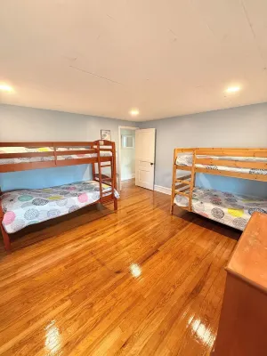 6 Min to the Beach Private backyard bikes games grill fire pit WiFi Dog Friendly