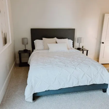 Porch & Pasture: Charming 2-bedroom house in marvelous Franklin with AC, WiFi