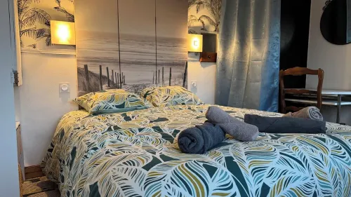 5 minutes from the Royal Abbey! 1-bedroom apartment in the countryside. Hotels in Celles-sur-Belle