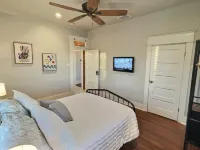 Charming cottage-style home with a prime location to downtown and pickleball. 세강 호텔