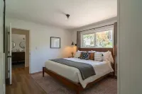All New, 3 Bdrms, HOT TUB, near town and trails - バルコニー