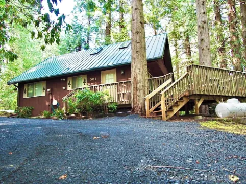 Family & Dog Friendly 2 Bedroom Plus Loft Beach Cabin