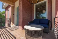 Industrial Modern Getaway -Hot Tub -Exposed Brick- Firepits -READ DESCRIPTION