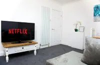 Cosy & Stylish 2 Bedroom G/F flat in Prime Location