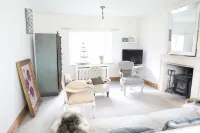 Large Pretty Farmhouse 2 mins from Burford, Cotswolds ,Pet friendly. Big Garden