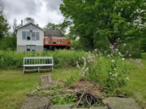 "Pleasant Brook Cottage" near Roxbury Village - Woods, Streams, Wi-fi, sleeps 6