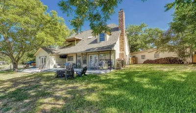 Beautiful lakefront home with boat dock Hotel dekat Lake Lyndon B. Johnson