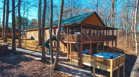 Large cabin-Game Room,Hot tub,Kid Friendly