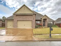 Recently Updated Home with outdoor grilling area and movie room Các khách sạn ở Glenpool