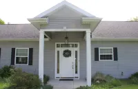 Charming 3-bedroom house: Winona Lake Front Hotels in Warsaw