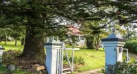 Beautiful renovated pet friendly farmhouse in the rolling green hills of Kiama