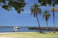 A street by the bus station, with air conditioning. Hotels in Araruama