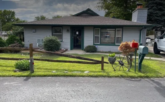 Beach House in Caseville Center walking distance to Everything