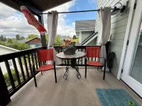Birds Nest, Only blocks to downtown Snohomish