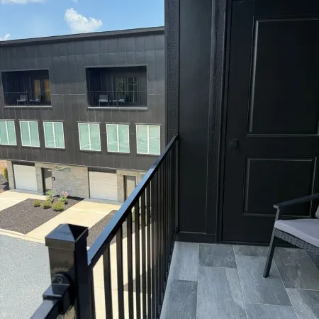 2BR 2.5 Downtown Oasis Full Kitchen, Pet Friendly, Close to Silos Food Hall Отели в г. Исли