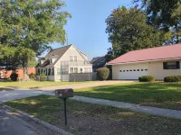 Well stocked 3-bedroom house in best part of peaceful Picayune with games, BBQ. Hotels in Picayune