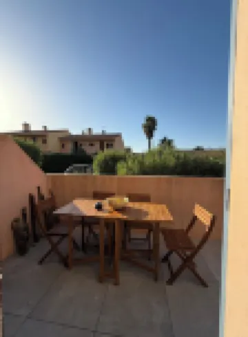 Apartment Les embruns, 1 min from the beach with sea-view terrace. Hotels in Saint-Mandrier-sur-Mer