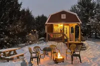 Tiny House Cabin with Loft. 2 Queen Beds with Child Sleeper