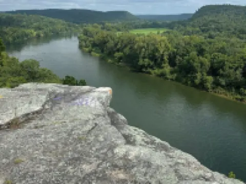 RIVERFRONT  NEW 4-bedroom house with WiFi and AC in Calico Rock Hotels in Izard County