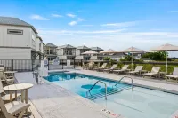 Stylish Cottage with Pool and Outdoor Grill - Elegant Waterfront Haven Hotels in Georgetown