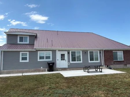 Dayton Diamond- Sleeps 10, Peaceful setting, Game room, Chef's kitchen!