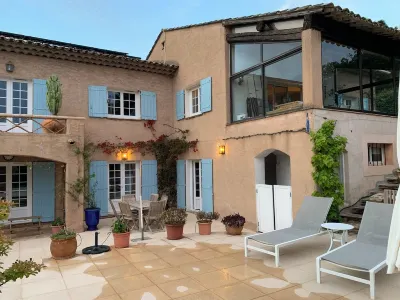 Villa in Garden Level 6/8 Pers on Swimming Pool 5 mn Walk from the Beach, in a Quiet Area Hôtels à proximité de : Eglise Sainte Thérèse de l'Enfant Jésus - Eglise du Rayol