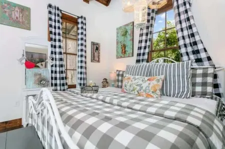 Remmler Nest Hot-Tub, Prime Location 3-Blks to Main!