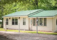 Charming 2-bedroom house with full access to Cotton Patch Landing Marina! Hotels in Beaufort County