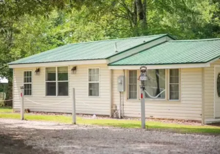 Charming 2-bedroom house with full access to Cotton Patch Landing Marina!